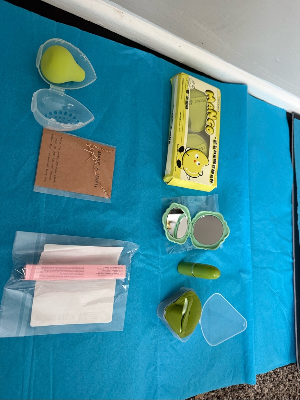 Wish Green Egg Makeup Sponge & Compact Mirror Set